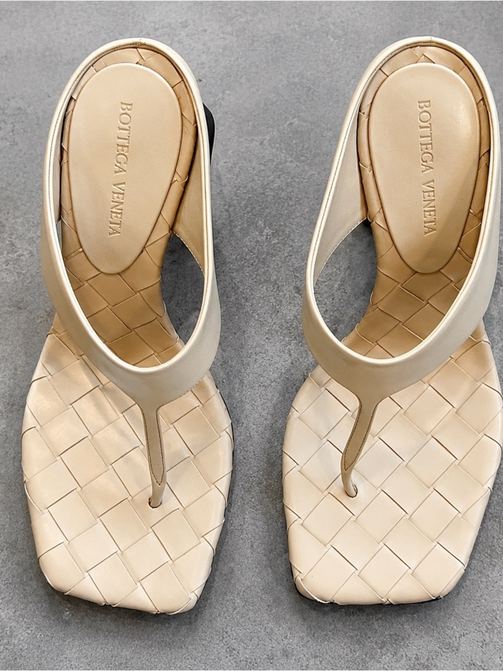 Bottega Veneta Cream Intrecciato Thong Sandals